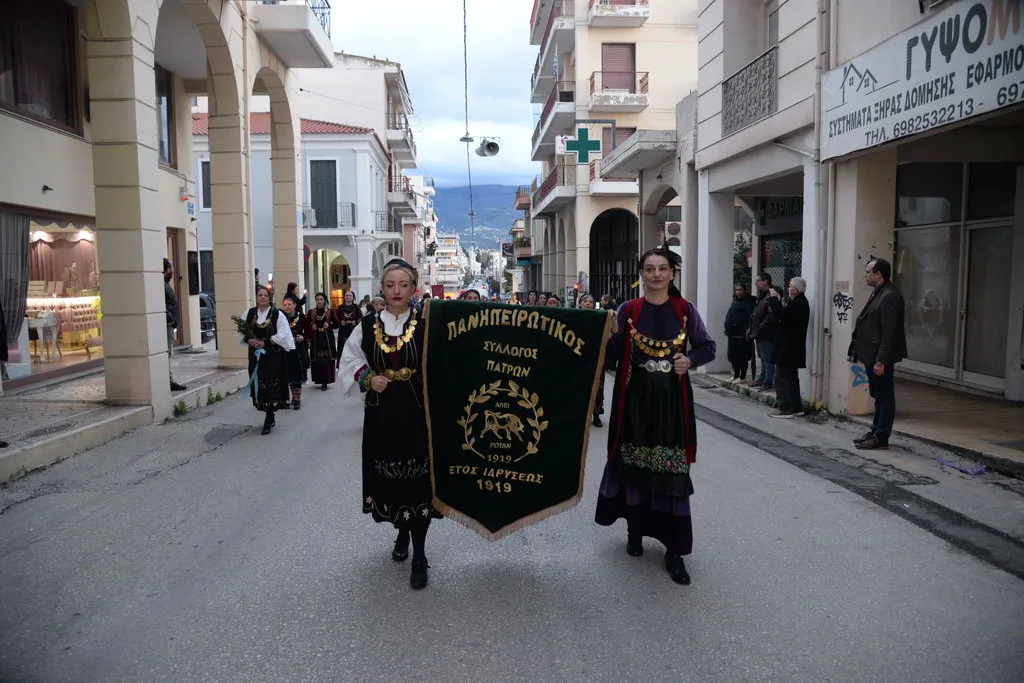 Η ιερὰ πομπὴ της Εκκλησίας και του Συλλόγου «Μωραΐτες εν χορώ» ΦΩΤΟ
