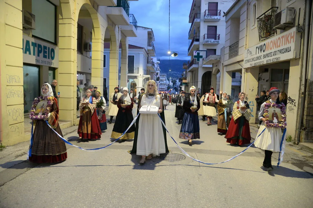 Η ιερὰ πομπὴ της Εκκλησίας και του Συλλόγου «Μωραΐτες εν χορώ» ΦΩΤΟ