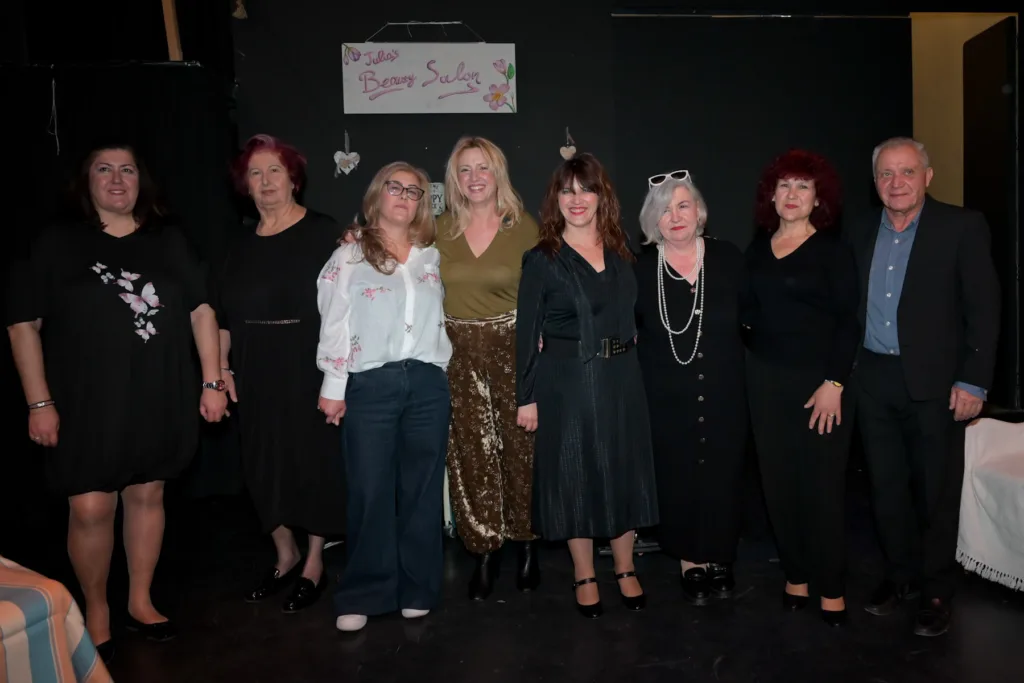 H θεατρική ομάδα «Ονειροκουκλεύειν» στο έργο «Σ' ένα κομμωτήριο του Νότου» ΦΩΤΟ