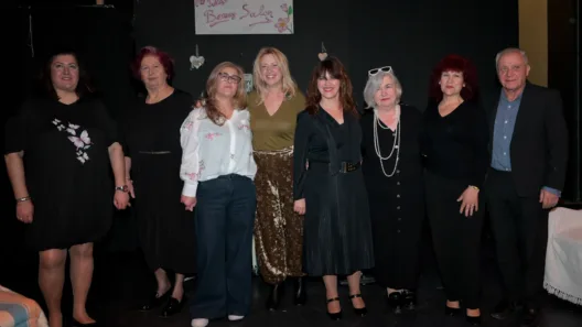 H θεατρική ομάδα «Ονειροκουκλεύειν» στο έργο «Σ' ένα κομμωτήριο του Νότου» ΦΩΤΟ