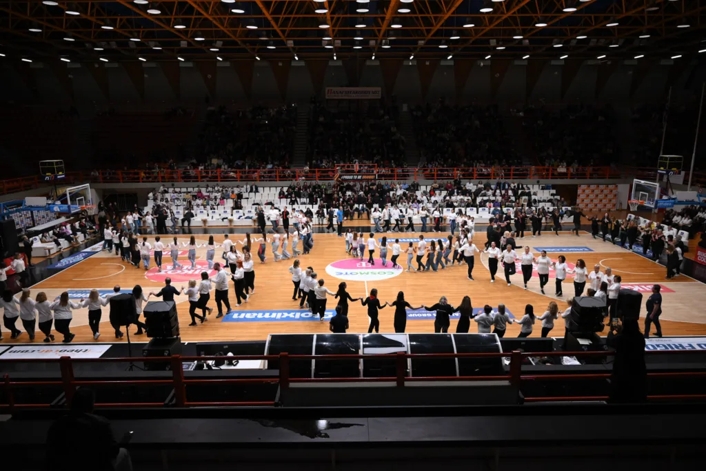 Εξακόσιοι χορευτές υποδέχτηκαν την άνοιξη με χορό στο «Τόφαλος»ΦΩΤΟ