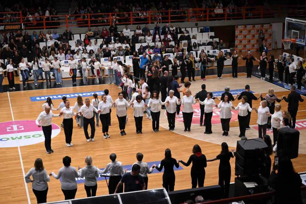Εξακόσιοι χορευτές υποδέχτηκαν την άνοιξη με χορό στο «Τόφαλος»ΦΩΤΟ