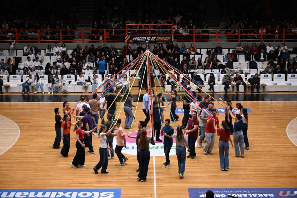 Εξακόσιοι χορευτές υποδέχτηκαν την άνοιξη με χορό στο «Τόφαλος»ΦΩΤΟ