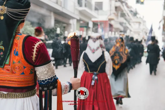 Οι «Μωραΐτες εν Χορώ» σε πομπή επί της οδού Παλαιών Πατρών Γερμανού ΦΩΤΟ
