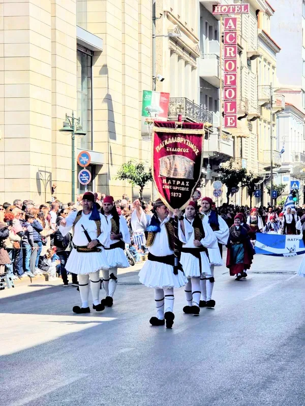 Ο Παγκαλαβρυτινός Σύλλογος Πατρών επικεφαλής της παρέλασης ΦΩΤΟ