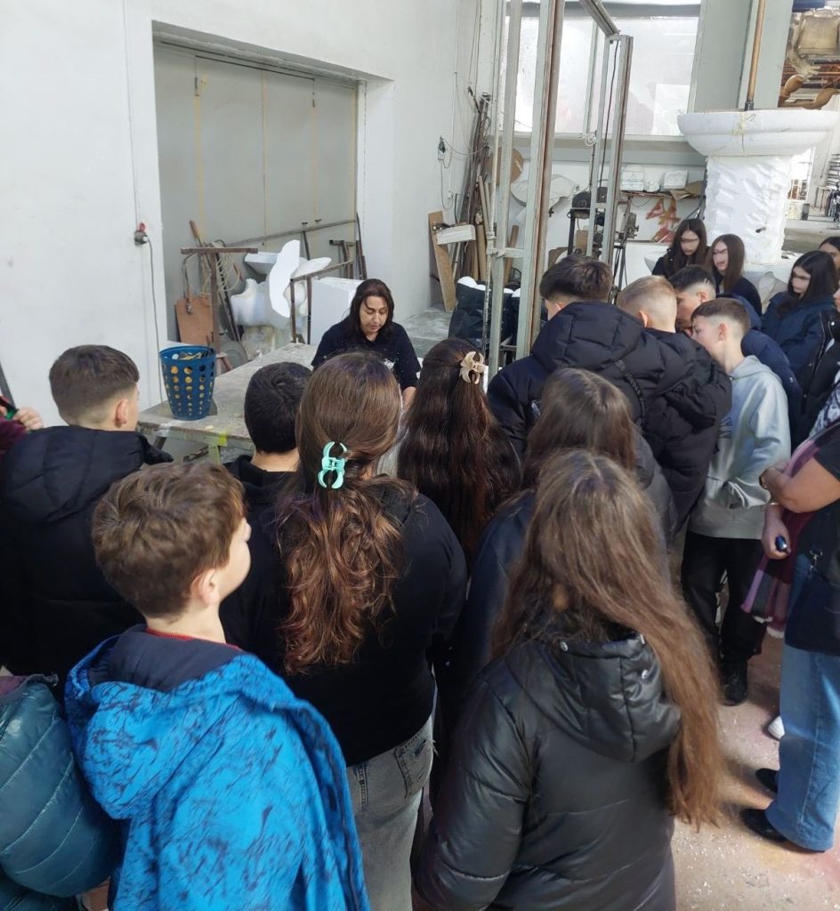 Πλήθος σχολείων και συλλόγων ξεναγήθηκαν στο Καρναβαλικό Εργαστήριο στο Πετρωτό Πάτρας ΦΩΤΟ 33 Πλήθος σχολείων και συλλόγων ξεναγήθηκαν στο Καρναβαλικό Εργαστήριο στο Πετρωτό Πάτρας ΦΩΤΟ