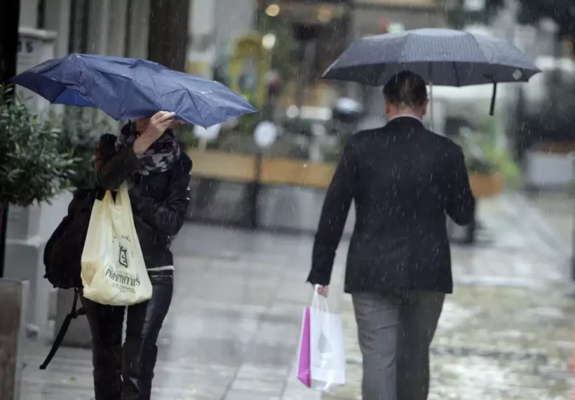 Αχαΐα: Χάλάει πάλι ο καιρός - Επιστροφή στις ομπρέλες