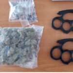Αίγιο: Κυκλοφορούσε με ναρκωτικά και σιδερογροθιά