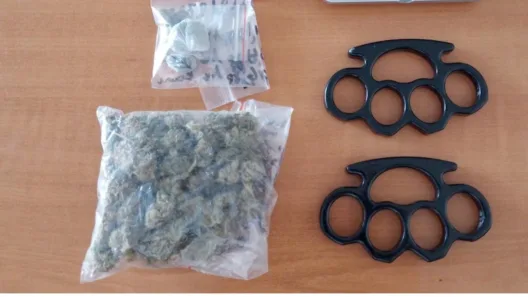 Αίγιο: Κυκλοφορούσε με ναρκωτικά και σιδερογροθιά