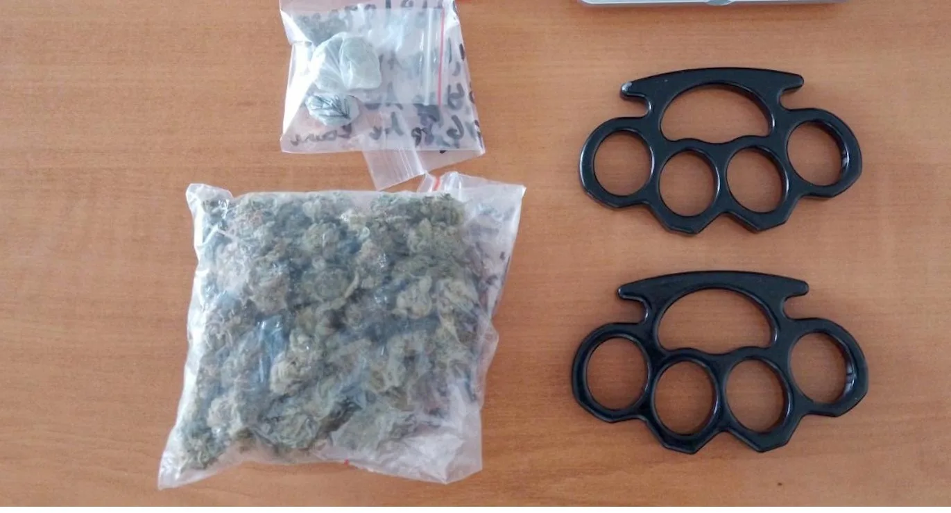 Αίγιο: Κυκλοφορούσε με ναρκωτικά και σιδερογροθιά