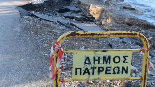 Πάτρα-Αγυιά: Διάβρωση της παραλίας στο Ελος - O δρόμος διαλύεται από το κύμα ΦΩΤΟ