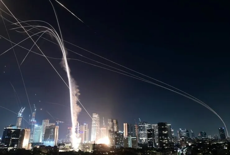 Μέση Ανατολή: Ο πόλεμος στην κλιμάκωσή του - Ο Τραμπ δεν κάνει εκεχειρία - Οι Φρουροί της Επανάστασης ορκίζονται να σκοτώσουν τον Νετανιάχου