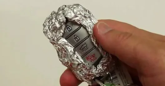 Γιατί όλο και περισσότεροι οδηγοί τυλίγουν τα κλειδιά του αυτοκινήτου τους με αλουμινόχαρτο