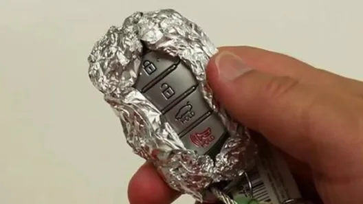 Γιατί όλο και περισσότεροι οδηγοί τυλίγουν τα κλειδιά του αυτοκινήτου τους με αλουμινόχαρτο