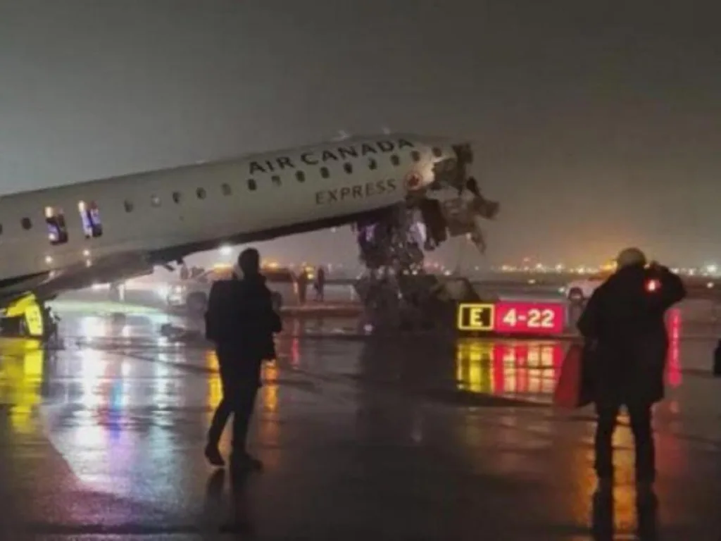 Νέα Υόρκη: Σύγκρουση αεροπλάνου με πυροσβεστικό όχημα σε αεροδρόμιο, αναφορές για νεκρούς και τραυματίες ΒΙΝΤΕΟ