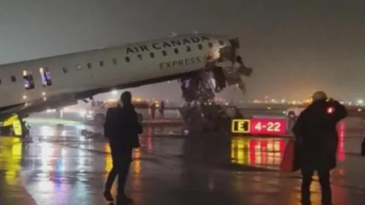 Νέα Υόρκη: Σύγκρουση αεροπλάνου με πυροσβεστικό όχημα σε αεροδρόμιο, αναφορές για νεκρούς και τραυματίες ΒΙΝΤΕΟ