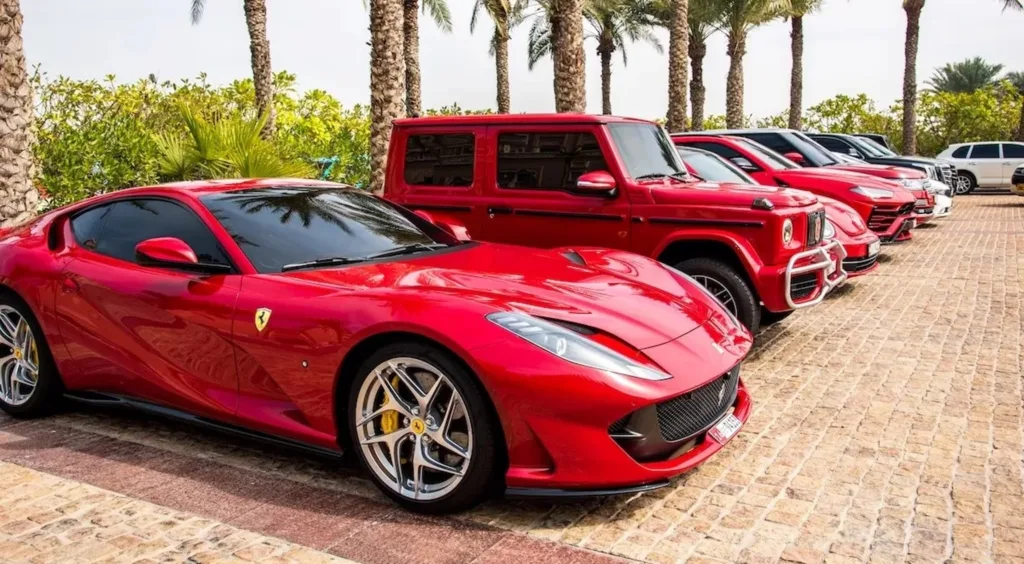 Το αυτοκόλλητο που κάνει θραύση στα αυτοκίνητα στο Ντουμπάι εν μέσω πολέμου ΦΩΤΟ