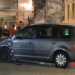 Aυτοκίνητο σε καφετέρια στο κέντρο της Αθήνας, ένας τραυματίας ΦΩΤΟ