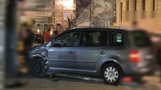 Aυτοκίνητο σε καφετέρια στο κέντρο της Αθήνας, ένας τραυματίας ΦΩΤΟ