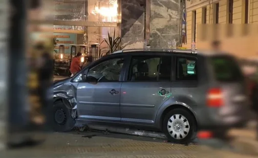 Aυτοκίνητο σε καφετέρια στο κέντρο της Αθήνας, ένας τραυματίας ΦΩΤΟ