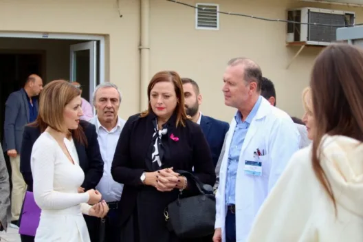 Αχαΐα: «Θερμή» υποδοχή εργαζομένων στην αν. υπουργό Υγείας Ε.Αγαπηδάκη - «Ξεχαρβαλωμένα κουφάρια Μονάδων»