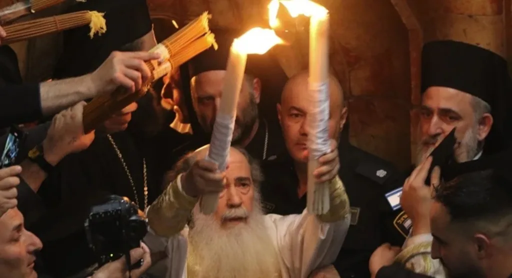 Αγιο Φως: Τι ώρα και σε ποιες πόλεις θα φτάσει αεροπορικώς το Μ. Σάββατο