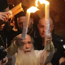 Αγιο Φως: Τι ώρα και σε ποιες πόλεις θα φτάσει αεροπορικώς το Μ. Σάββατο