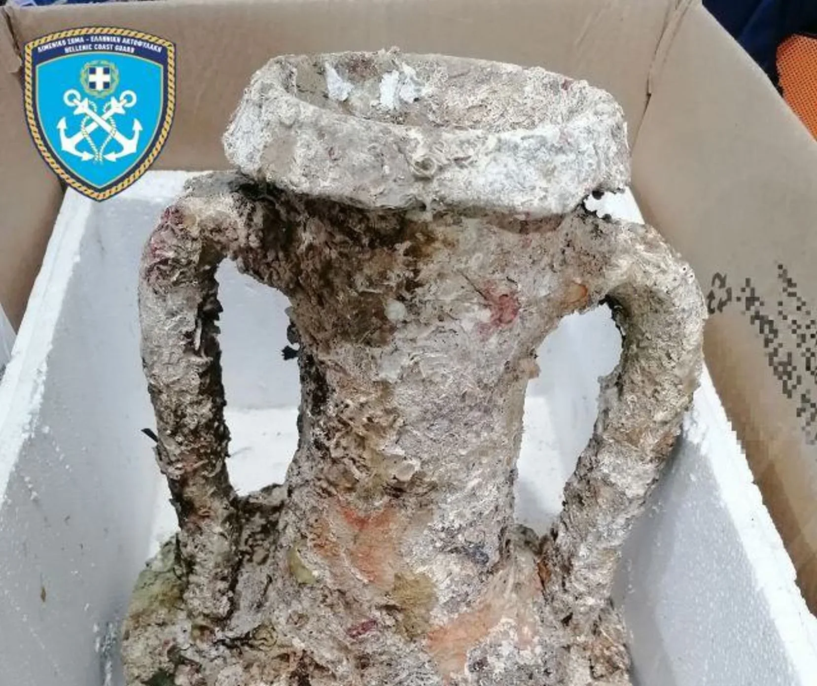 Αχαΐα: Ψάρεψε αρχαίο αμφορέα στην Καλόγρια ΦΩΤΟ