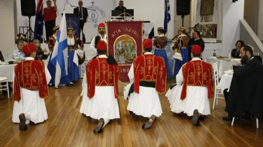 Με φουστανέλες οι Καλαβρυτινοί της Αυστραλίας στον ετήσιο χορό τους ΦΩΤΟυ