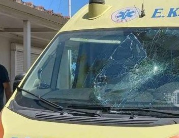 Πάτρα: Επίθεση σε ασθενοφόρο του ΕΚΑΒ, του «κατεβασαν» το παρμπρίζ 34 Πάτρα: Επίθεση σε ασθενοφόρο του ΕΚΑΒ, του «κατεβασαν» το παρμπρίζ
