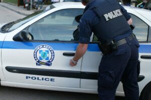 Μάνδρα: Άνδρας απειλεί να πέσει από ταράτσα