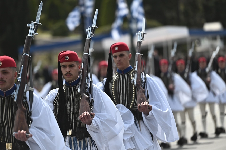 Αθήνα: Εντυπωσίασε η στρατιωτική παρέλαση- Αρματα μάχης, πεζοναύτες και μαχητικά ΦΩΤΟ - ΒΙΝΤΕΟ