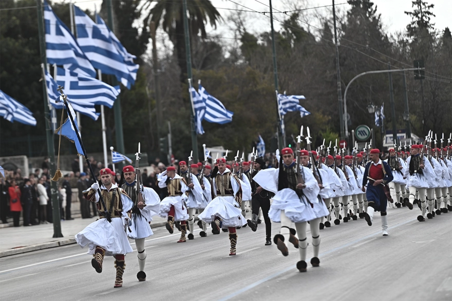 Αθήνα: Εντυπωσίασε η στρατιωτική παρέλαση- Αρματα μάχης, πεζοναύτες και μαχητικά ΦΩΤΟ - ΒΙΝΤΕΟ