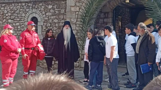 Η «Ελευθερίας Πορεία» από μαθητές των Καλαβρύτων στην Αγία Λαύρα ΦΩΤΟ