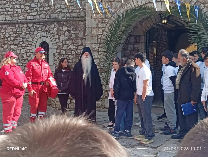 Η «Ελευθερίας Πορεία» από μαθητές των Καλαβρύτων στην Αγία Λαύρα ΦΩΤΟ