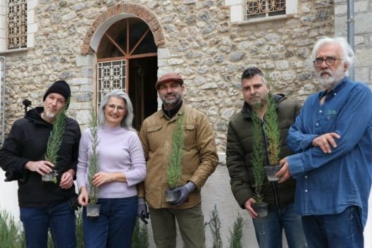 Δενδροφύτευση από την Ενωση Θυμάτων Ολοκαυτώματος στο Κοιμητήριο Καλαβρύτων ΒΙΝΤΕΟ