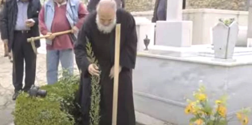 Δενδροφύτευση από την Ενωση Θυμάτων Ολοκαυτώματος στο Κοιμητήριο Καλαβρύτων ΒΙΝΤΕΟ 29 Δενδροφύτευση από την Ενωση Θυμάτων Ολοκαυτώματος στο Κοιμητήριο Καλαβρύτων ΒΙΝΤΕΟ
