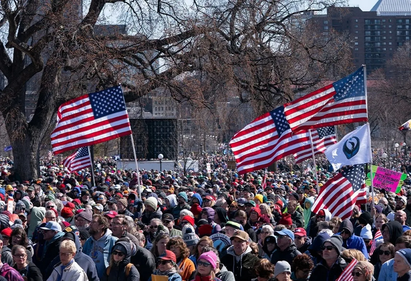 Στους δρόμους χιλιάδες πολίτες στις ΗΠΑ και την Ευρώπη κατά του πολέμου στο Ιράν ΒΙΝΤΕΟ
