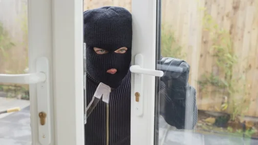 Αμαλιάδα: Μπήκε απο μπαλκονόπορτα και άρπαξε 500 ευρώ