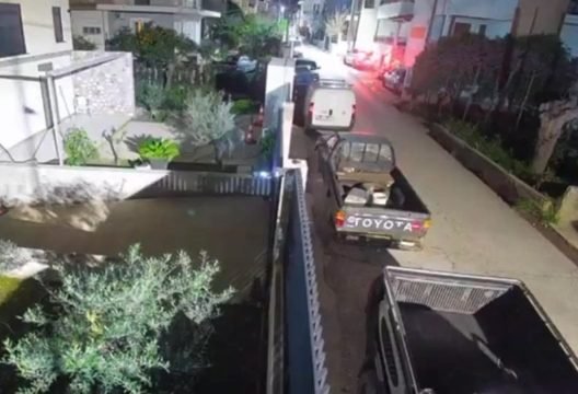 Ψαθόπυργος: Kαρέ - καρέ η εισβολή κουκουλοφόρων σε σπίτι - Ανάστατοι οι κάτοικοι λόγω ανασφάλειας ΒΙΝΤΕΟ