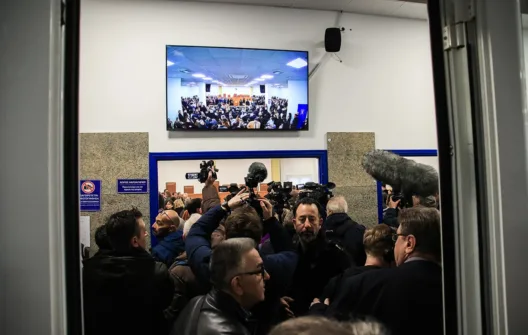 Δίκη για τα Τέμπη: Φωνές και αντιδράσεις για τη χωρητικότητα της αίθουσας - «Συγγνώμη», ζήτησε η έδρα 26 Δίκη για τα Τέμπη: Φωνές και αντιδράσεις για τη χωρητικότητα της αίθουσας - «Συγγνώμη», ζήτησε η έδρα