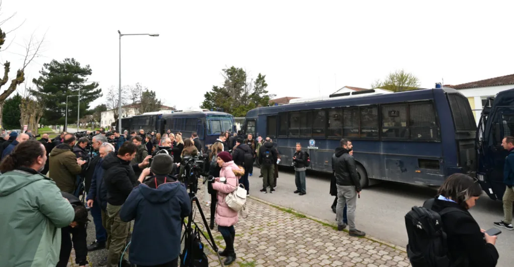 Ενταση στη δίκη για τα Τέμπη: Συγγενείς κατά κατηγορούμενουν «ανοίξτε τα στόματα σας» ΦΩΤΟ - ΒΙΝΤΕΟ