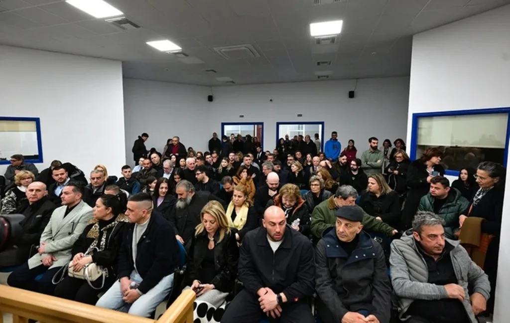 Δίκη Τεμπών: Γιατί διεκόπη πριν αρχίσει - Η πρόεδρος ζήτησε την απομάκρυνση των ΜΜΕ ΒΙΝΤΕΟ