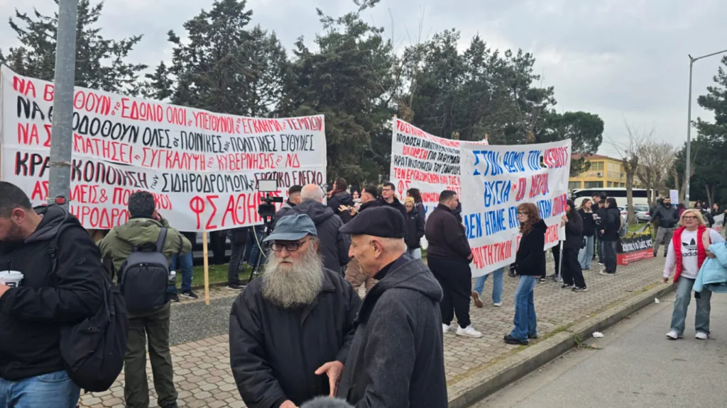 Ενταση στη δίκη για τα Τέμπη: Συγγενείς κατά κατηγορούμενουν «ανοίξτε τα στόματα σας» ΦΩΤΟ - ΒΙΝΤΕΟ