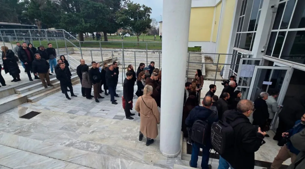 Ενταση στη δίκη για τα Τέμπη: Συγγενείς κατά κατηγορούμενουν «ανοίξτε τα στόματα σας» ΦΩΤΟ - ΒΙΝΤΕΟ