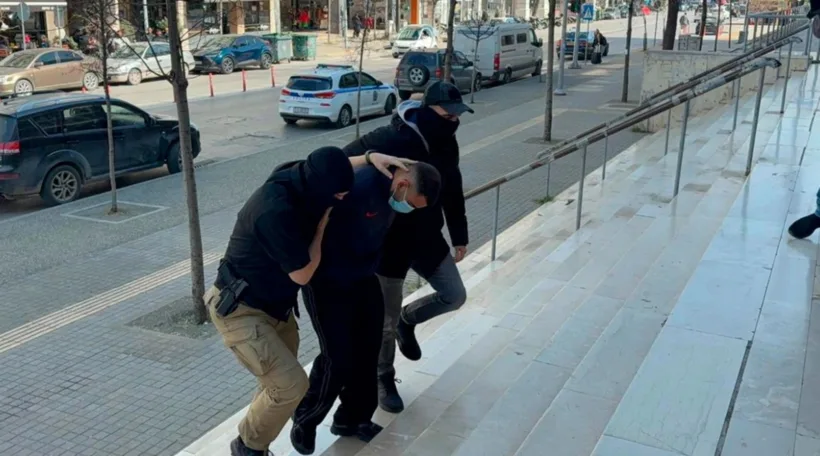 Ο δράστης της δολοφονίας οδηγείται στα δικαστήρια