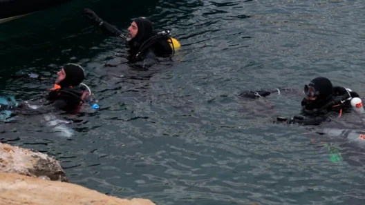 Βουλιαγμένη - Ερευνες για αγνοούμενο δύτη: Εντοπίστηκαν καταδυτικό σκούτερ και ένα βατραχοπέδιλο