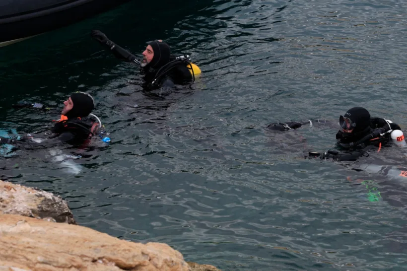 Βουλιαγμένη - Ερευνες για αγνοούμενο δύτη: Εντοπίστηκαν καταδυτικό σκούτερ και ένα βατραχοπέδιλο