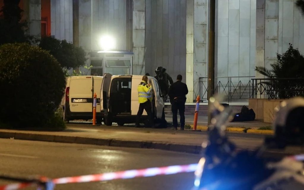 Πυροτεχνουργοί έξω από τη ΓΑΔΑ