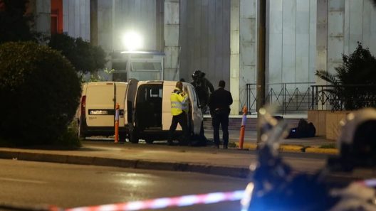 Πυροτεχνουργοί έξω από τη ΓΑΔΑ